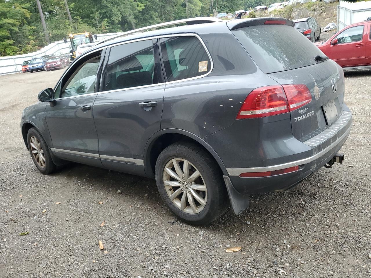 2015 Volkswagen Touareg V6 - Image 2