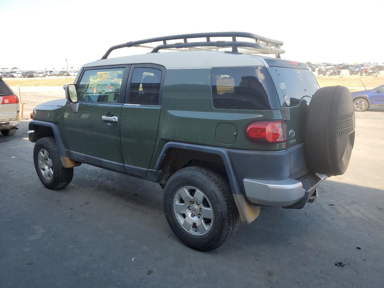 2010 Toyota Fj Cruiser - Image 2