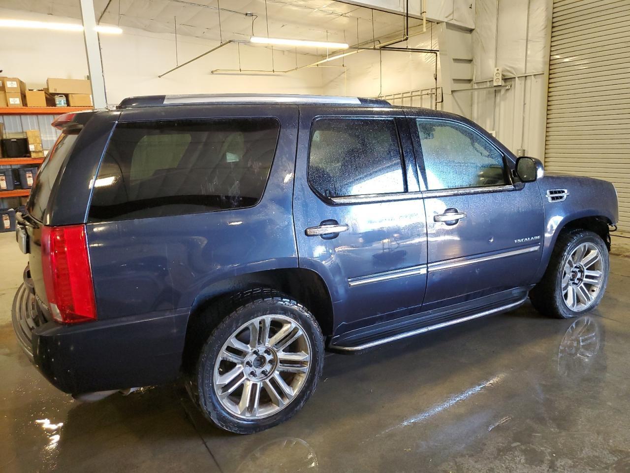 2013 Cadillac Escalade Luxury - Image 3
