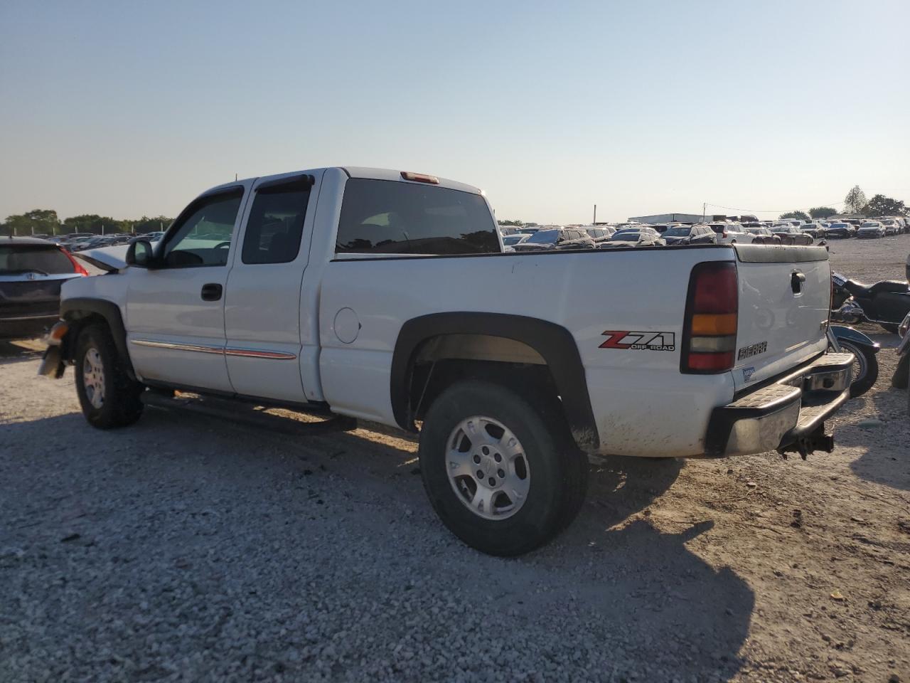 2005 GMC New Sierra K1500 - Image 2