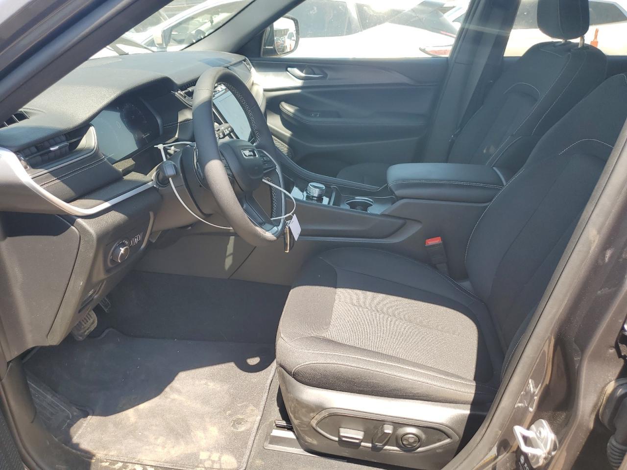 2025 Jeep Grand Cherokee L Laredo - Image 7