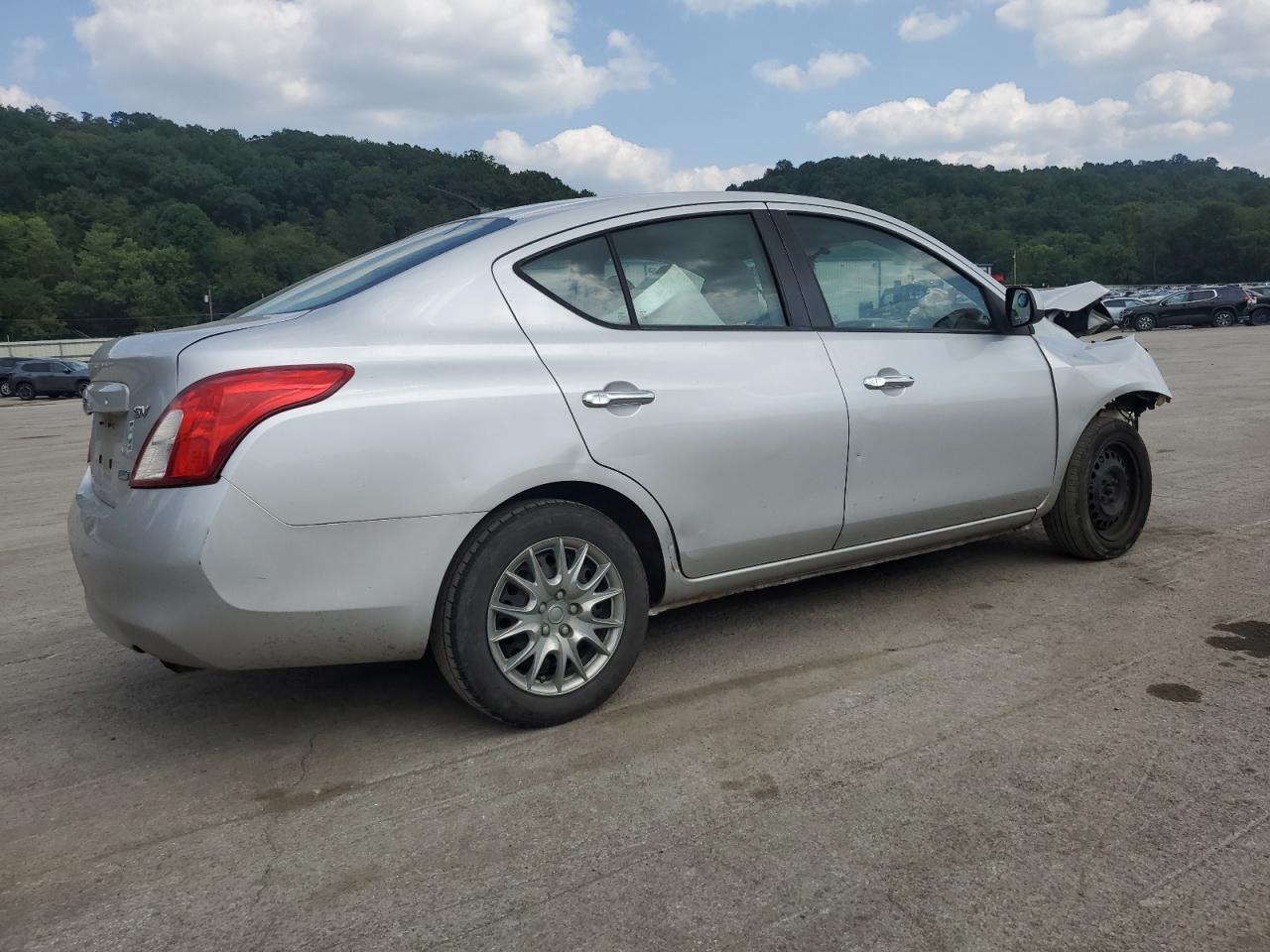 2012 Nissan Versa S - Фото 3