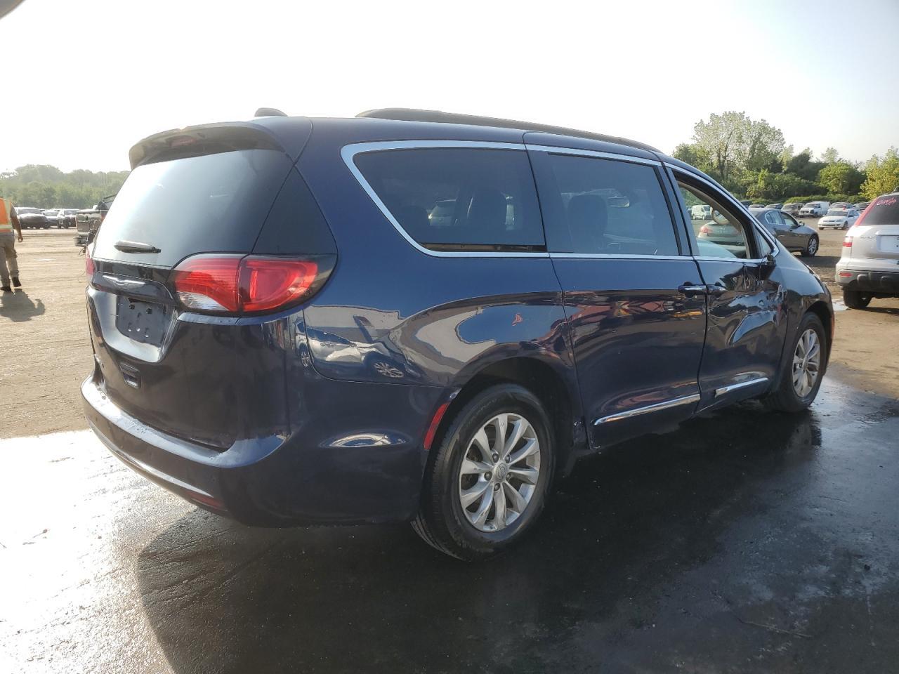 2017 Chrysler Pacifica Touring L - Фото 3