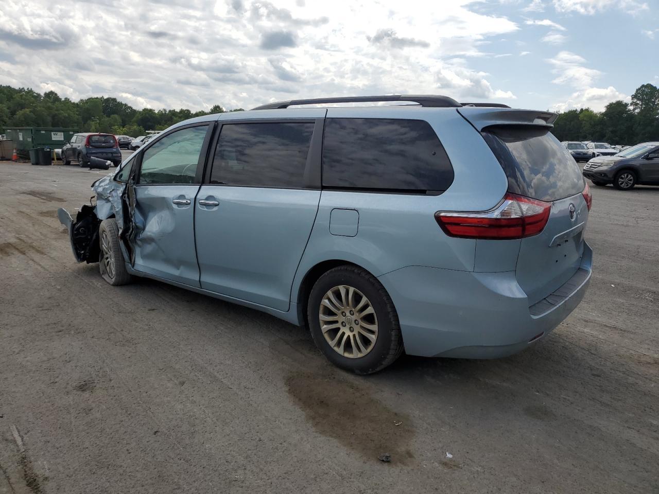 2016 Toyota Sienna Xle - Фото 2