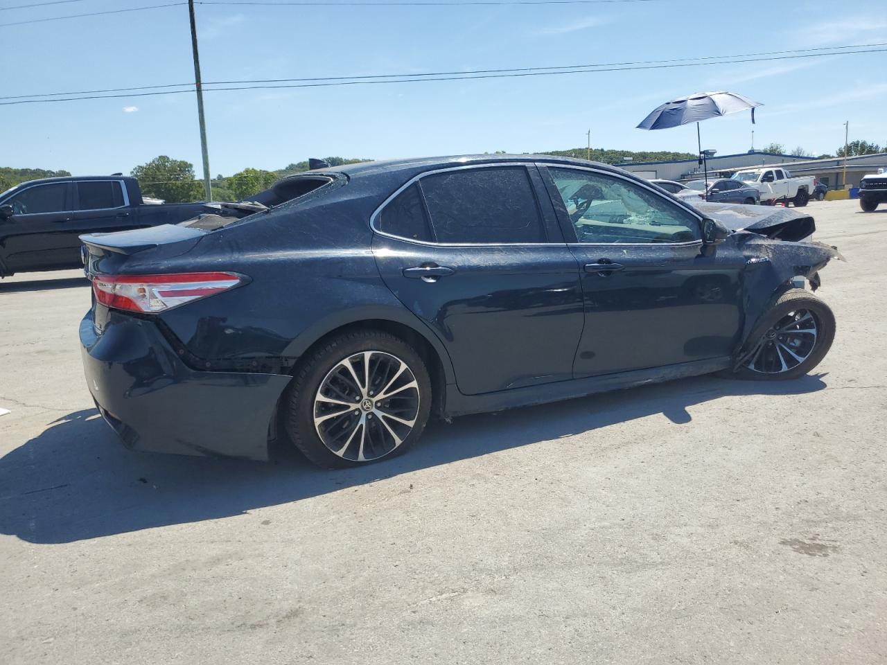 2020 Toyota Camry Se - Фото 3