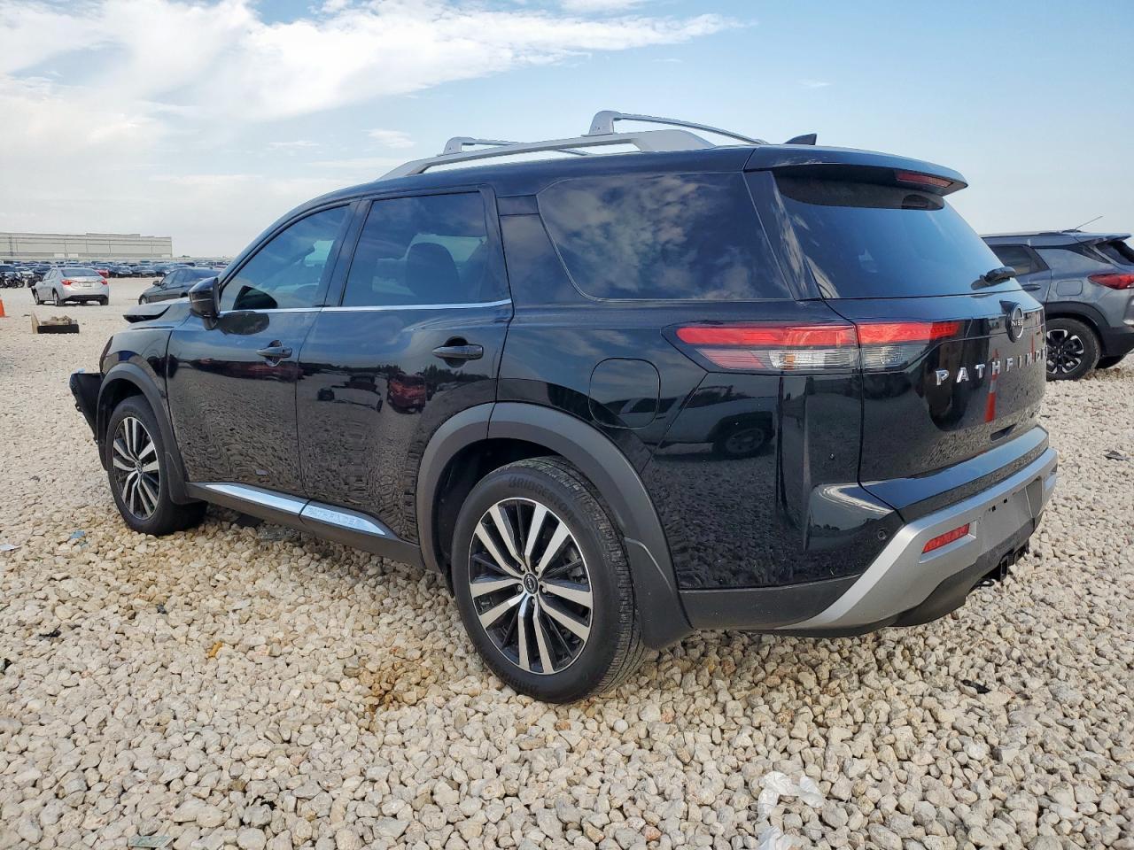 2023 Nissan Pathfinder Platinum - Image 2