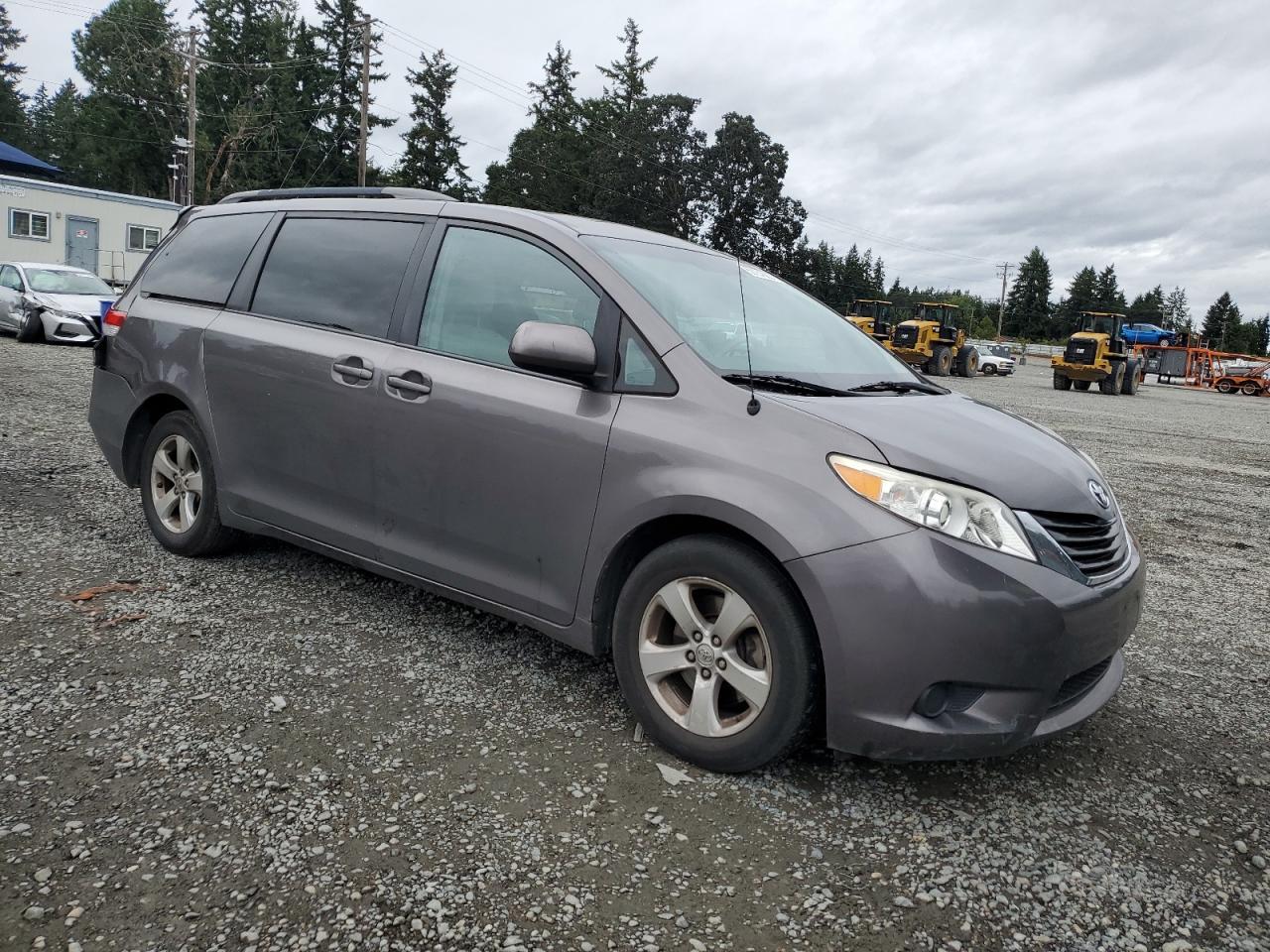 2013 Toyota Sienna Le - Image 4