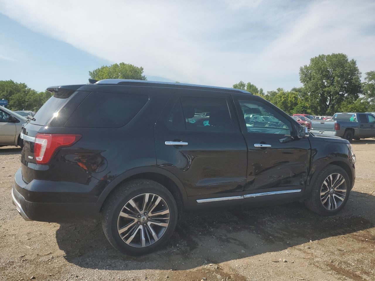 2017 Ford Explorer Platinum - Image 3