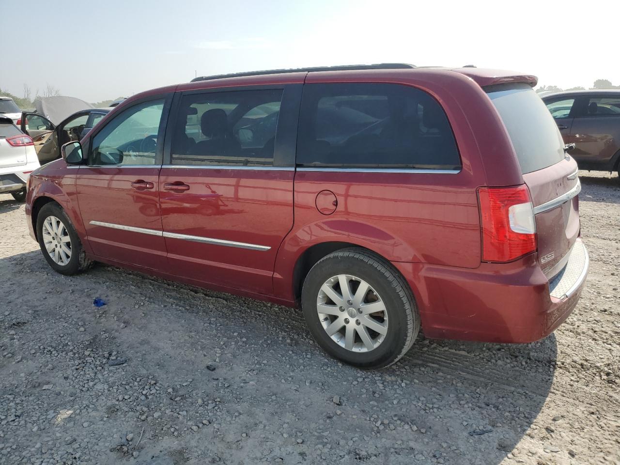 2016 Chrysler Town & Country Touring - Фото 2