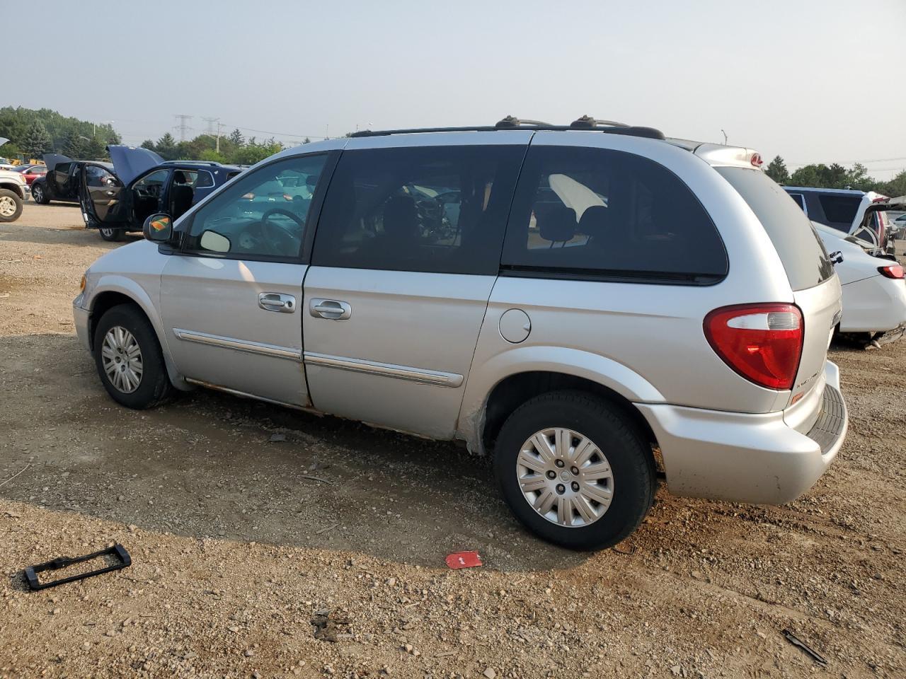 2006 Chrysler Town & Country - Image 2