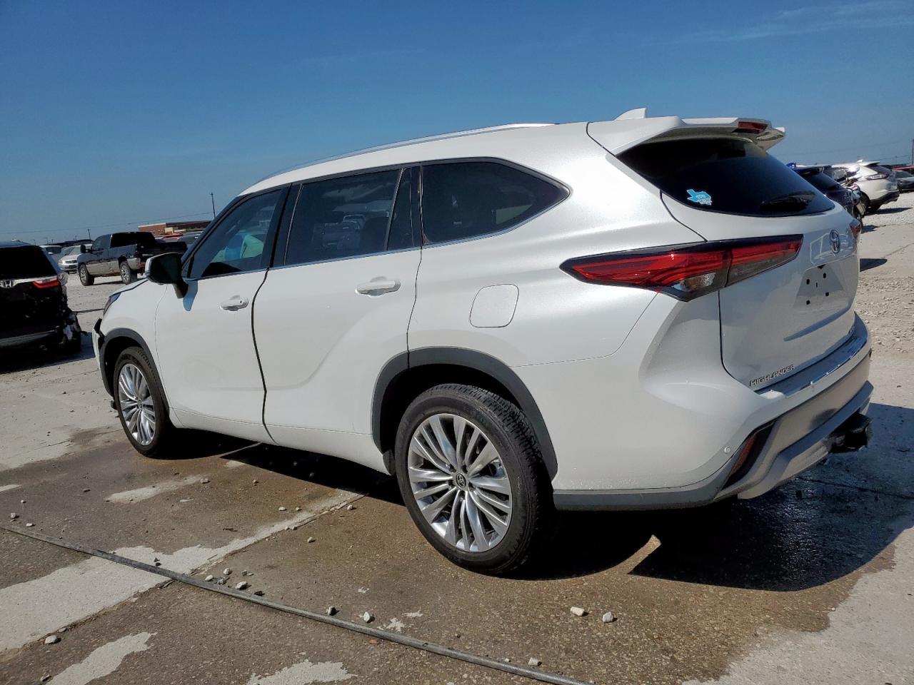 2023 Toyota Highlander L - Фото 2