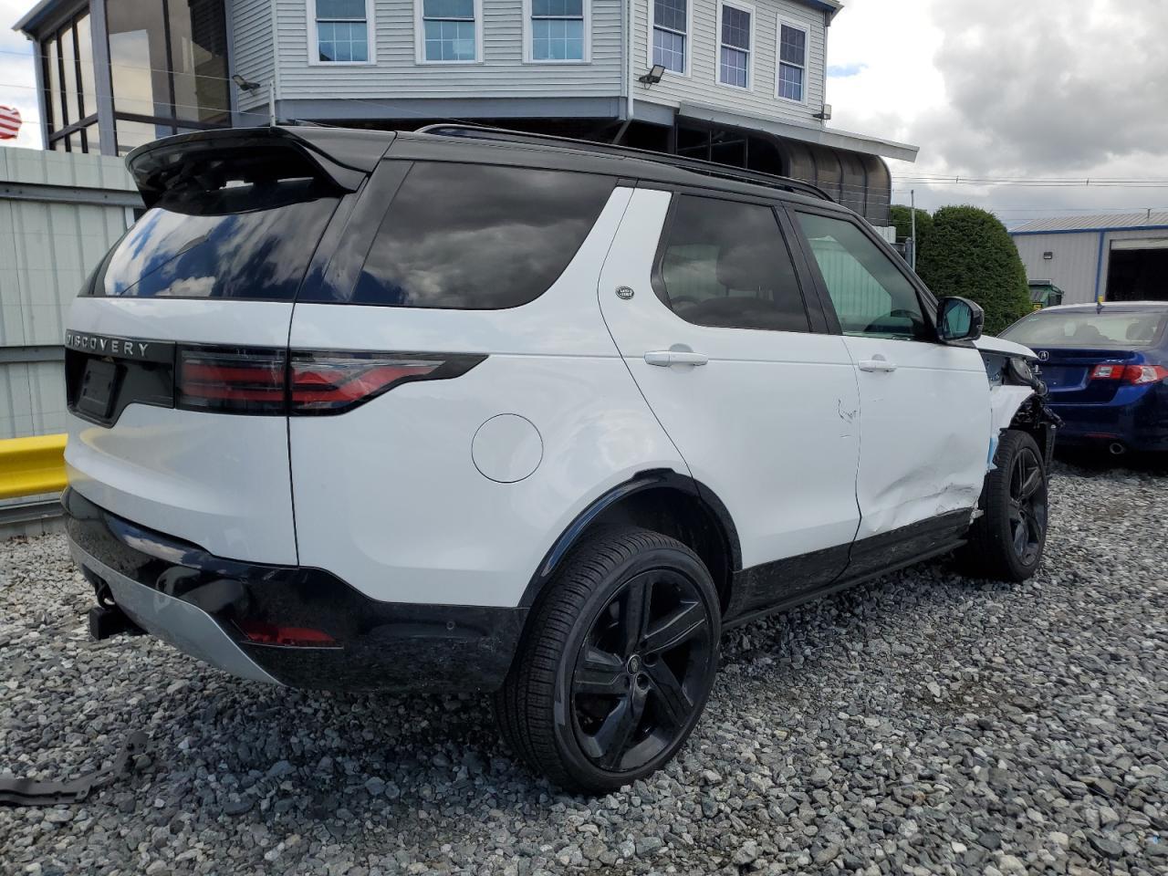 2024 Land Rover Discovery Metropolitan Edition - Image 3