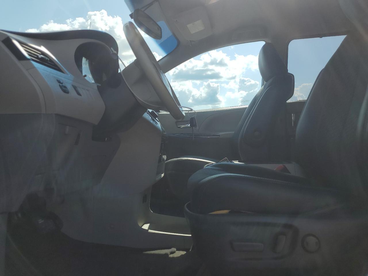 2013 Toyota Sienna Sport - Image 7