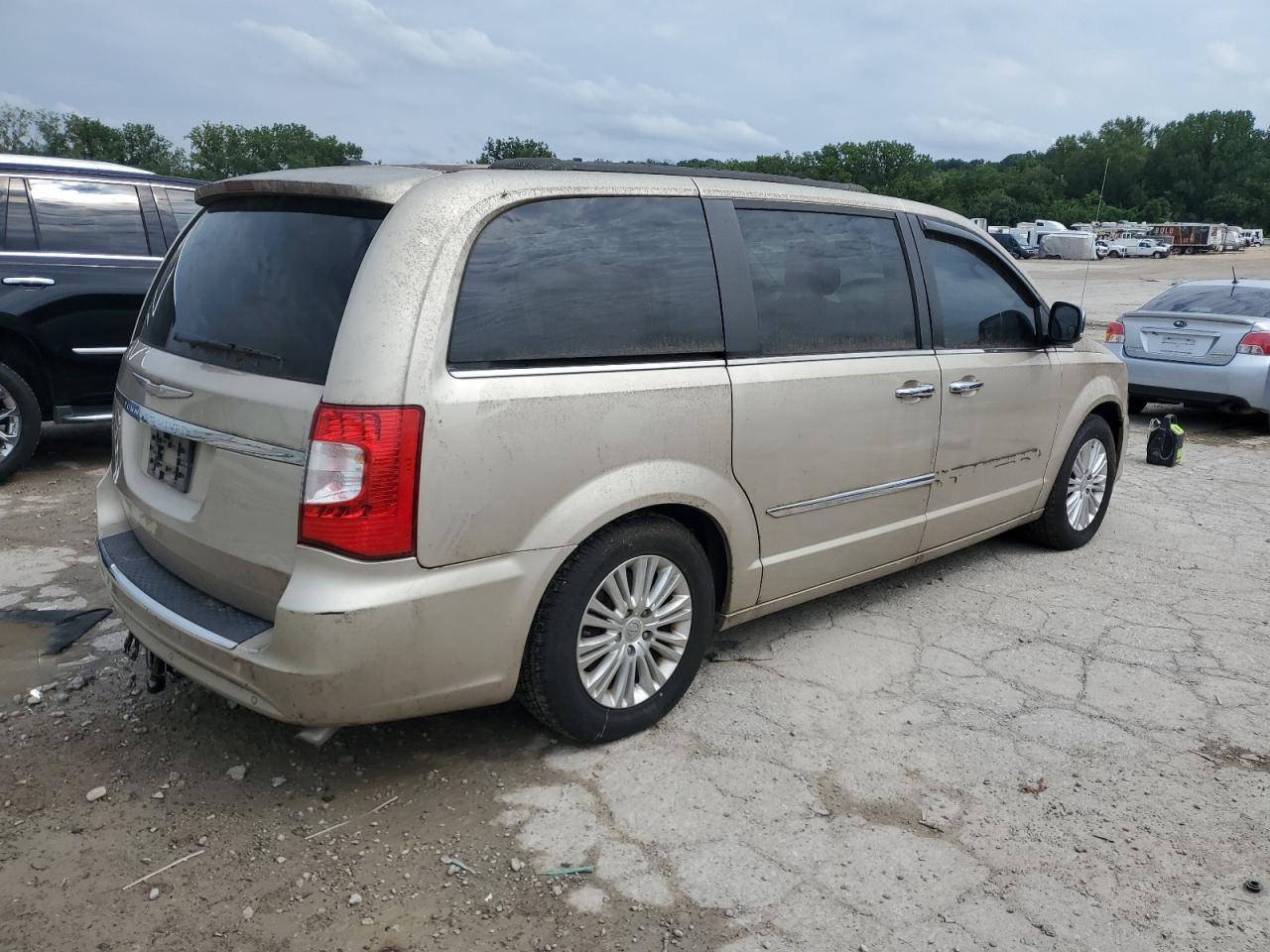 2013 Chrysler Town & Country Touring L - Image 3