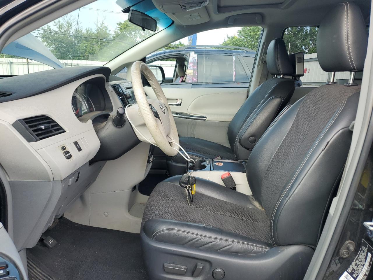 2011 Toyota Sienna Sport - Фото 7