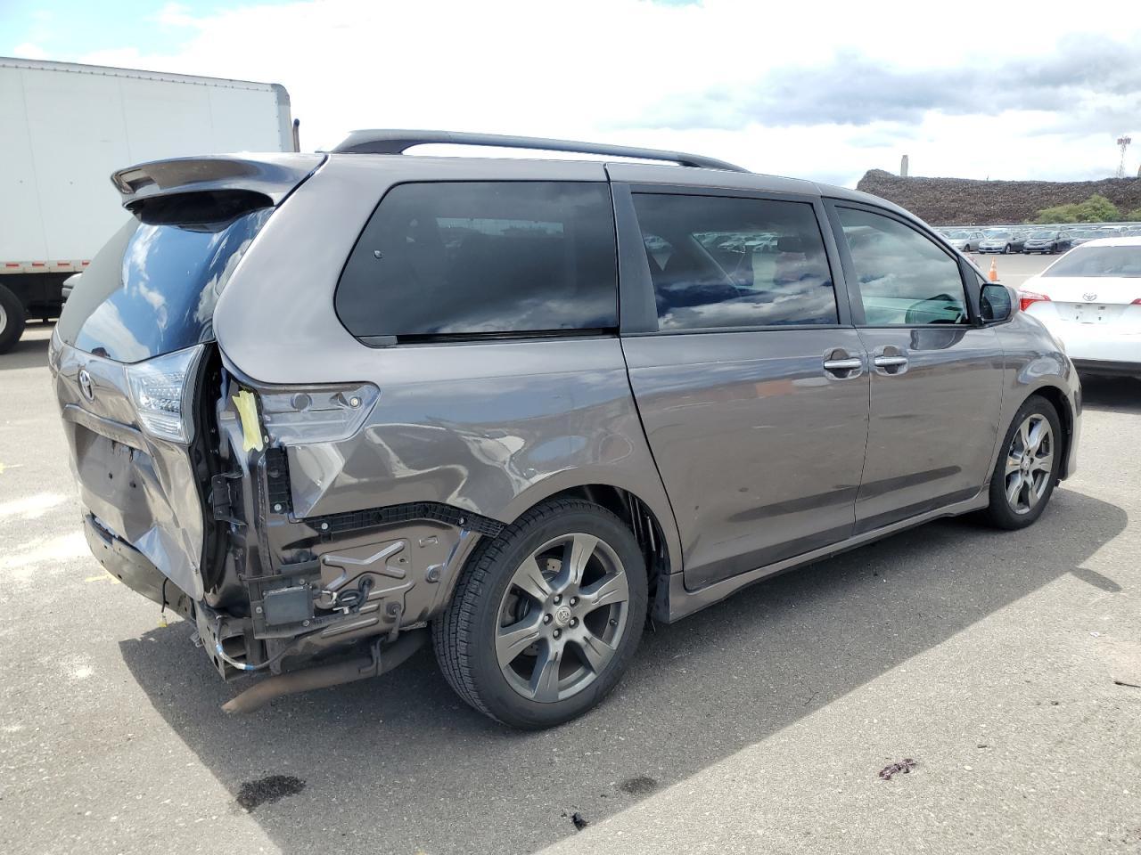 2017 Toyota Sienna Se - Фото 3