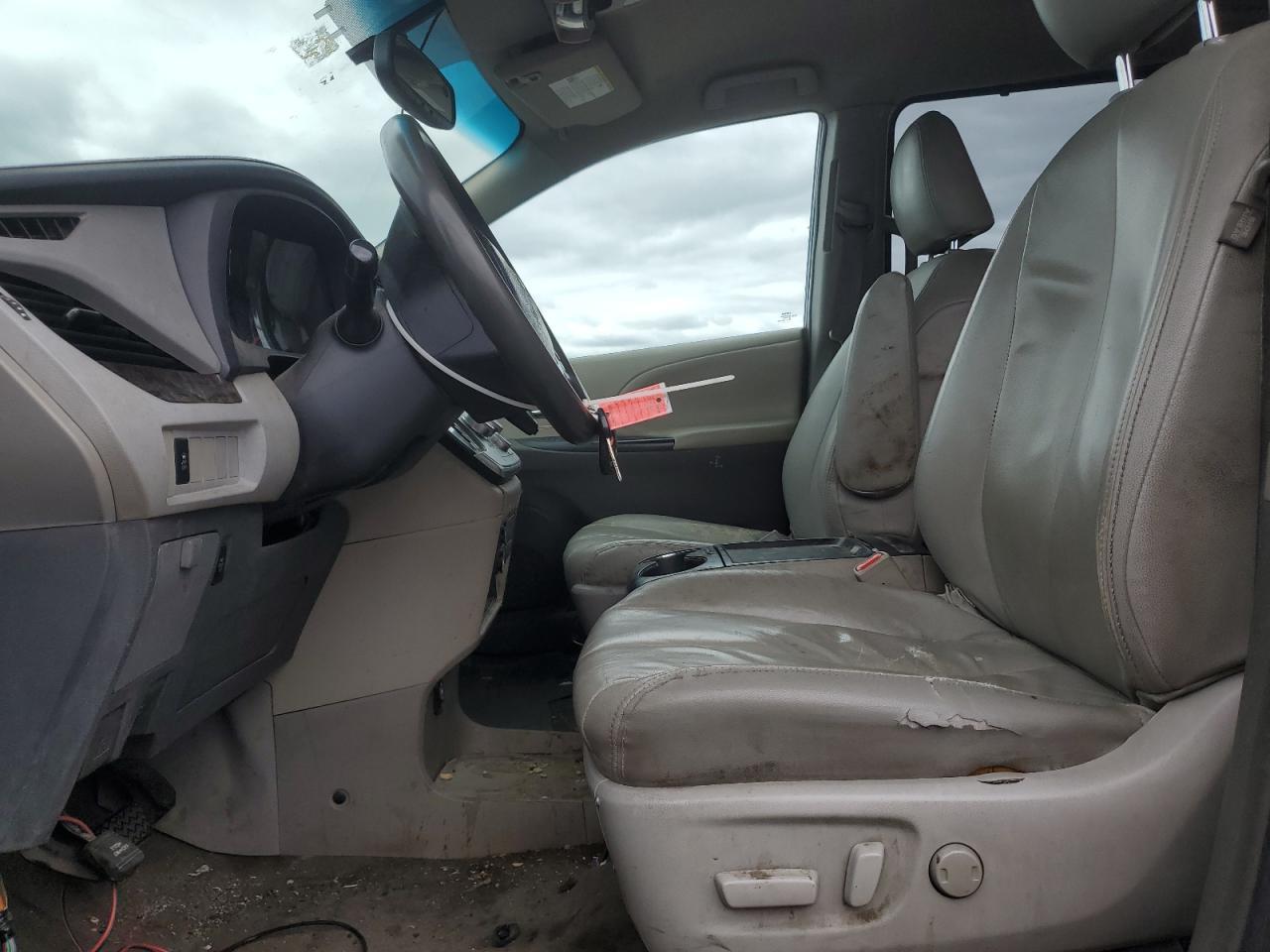 2015 Toyota Sienna Le - Image 7
