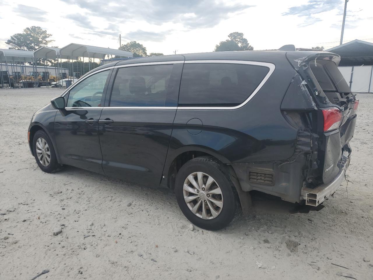 2017 Chrysler Pacifica Touring - Фото 2