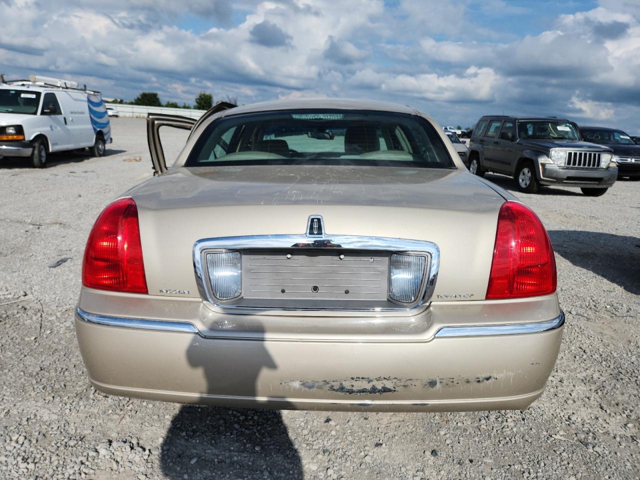2011 Lincoln Town Car Signature Limited - Image 6