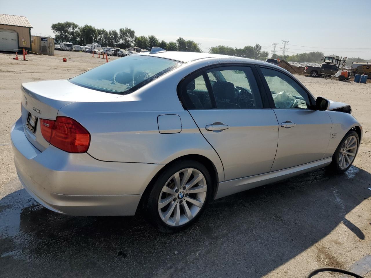 2011 BMW 328 Xi - Image 3