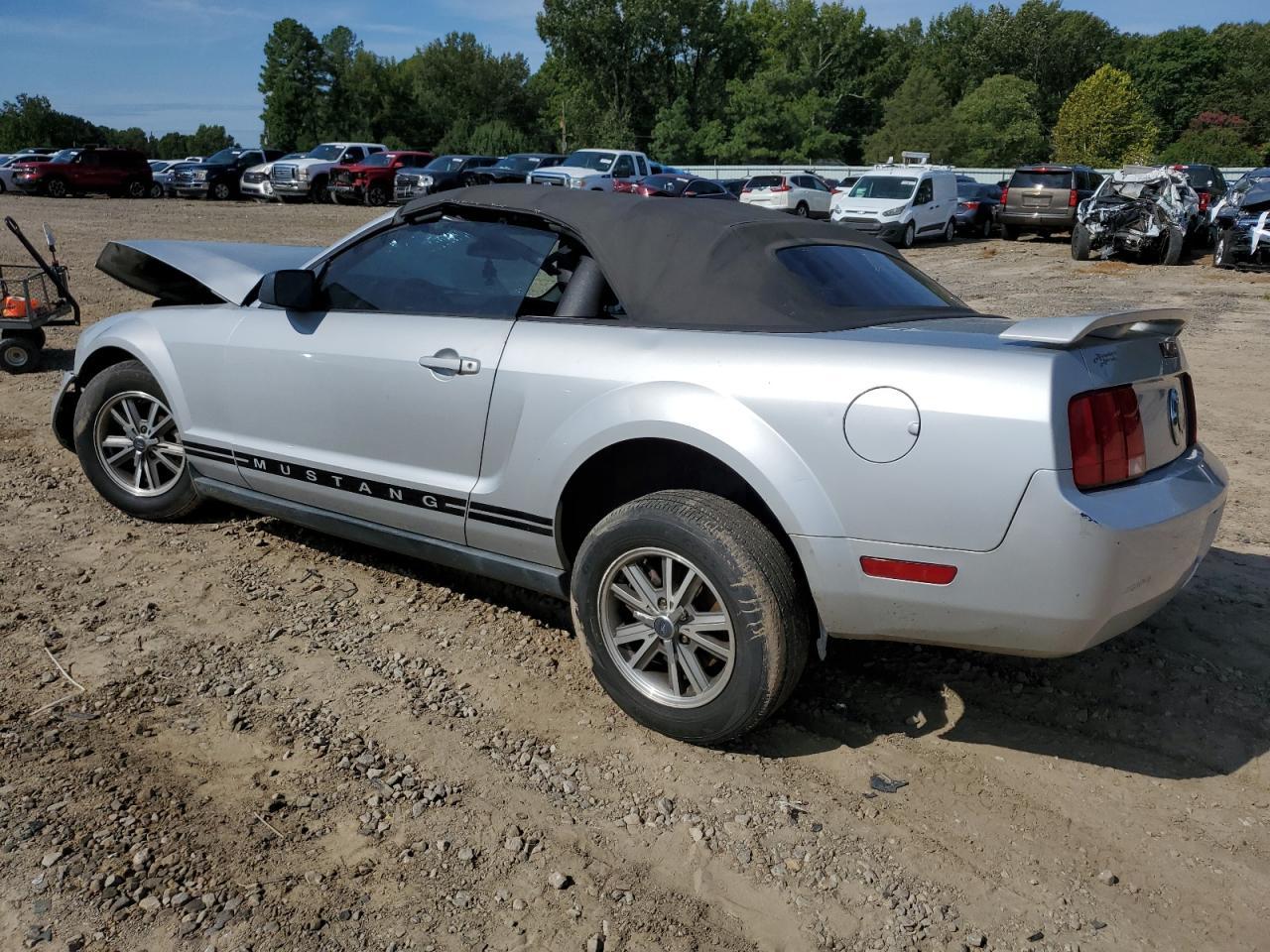 2005 Ford Mustang - Фото 2