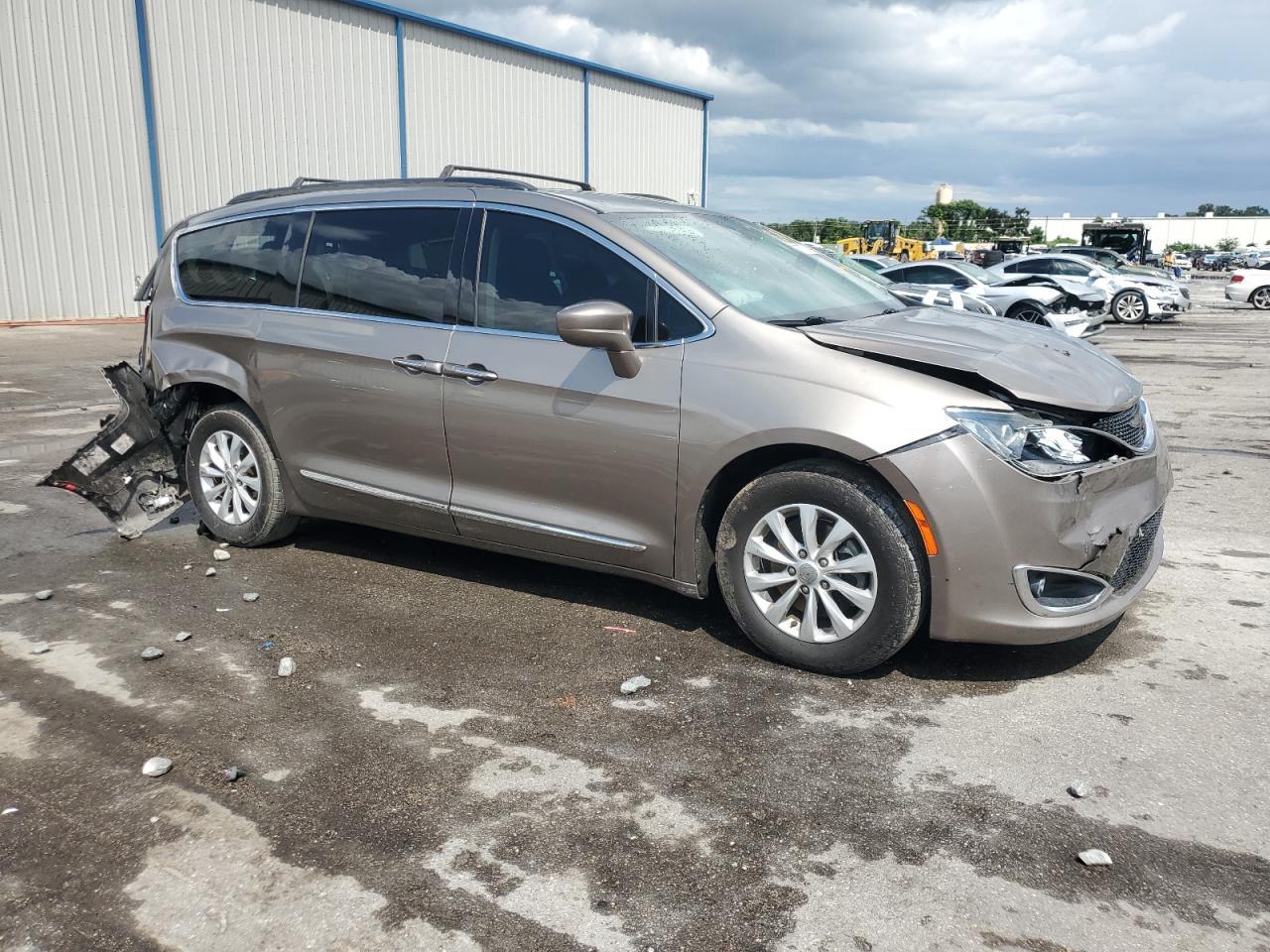 2017 Chrysler Pacifica Touring L - Image 4