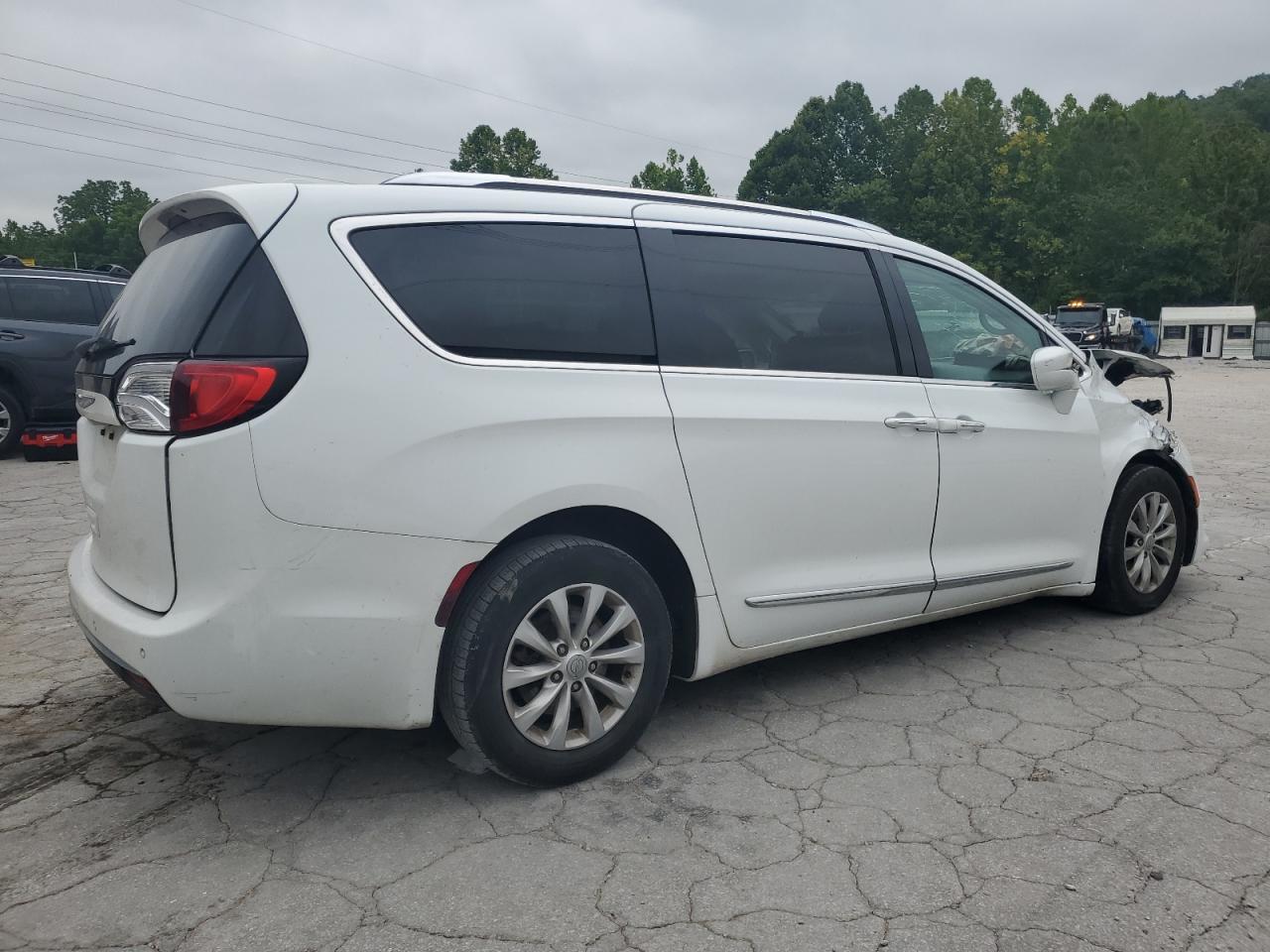 2019 Chrysler Pacifica Touring L - Image 3
