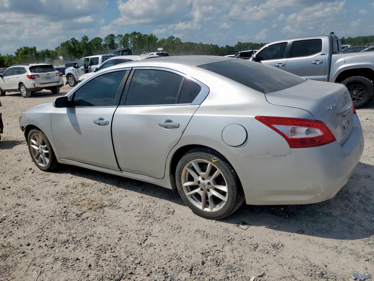 2011 Nissan Maxima S - Image 2