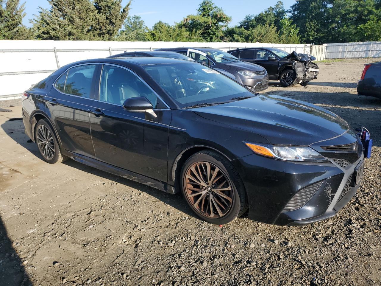 2020 Toyota Camry Se - Фото 4