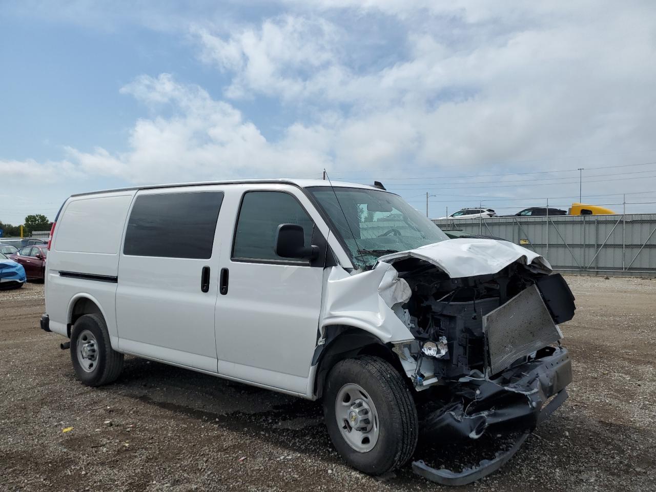 2025 Chevrolet Express G2500 - Фото 4