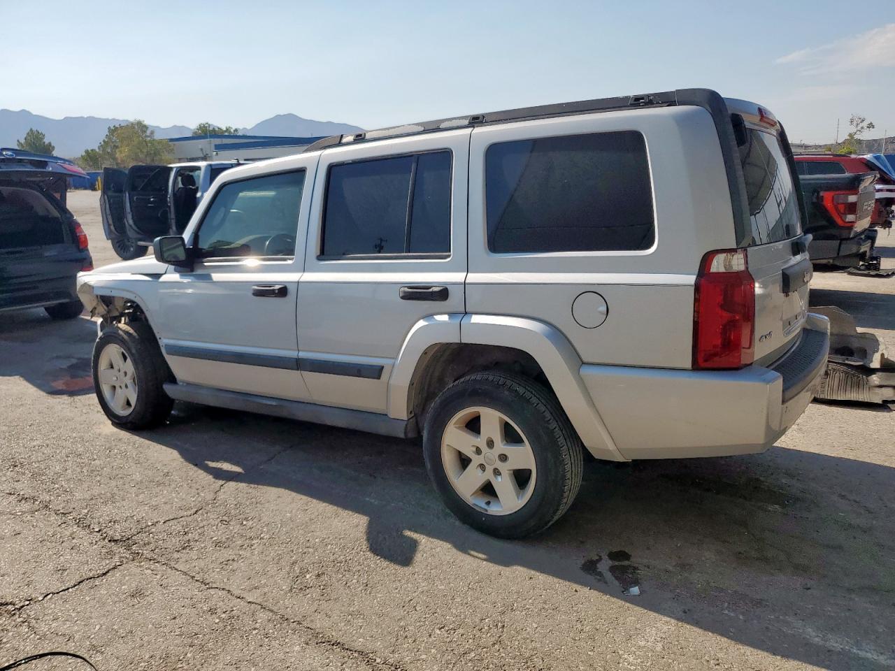 2006 Jeep Commander - Фото 2