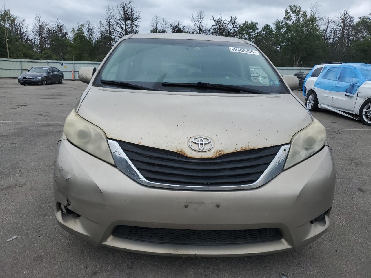 2015 Toyota Sienna Le - Image 5