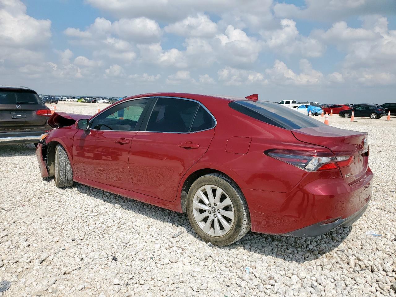 2022 Toyota Camry Le - Фото 2