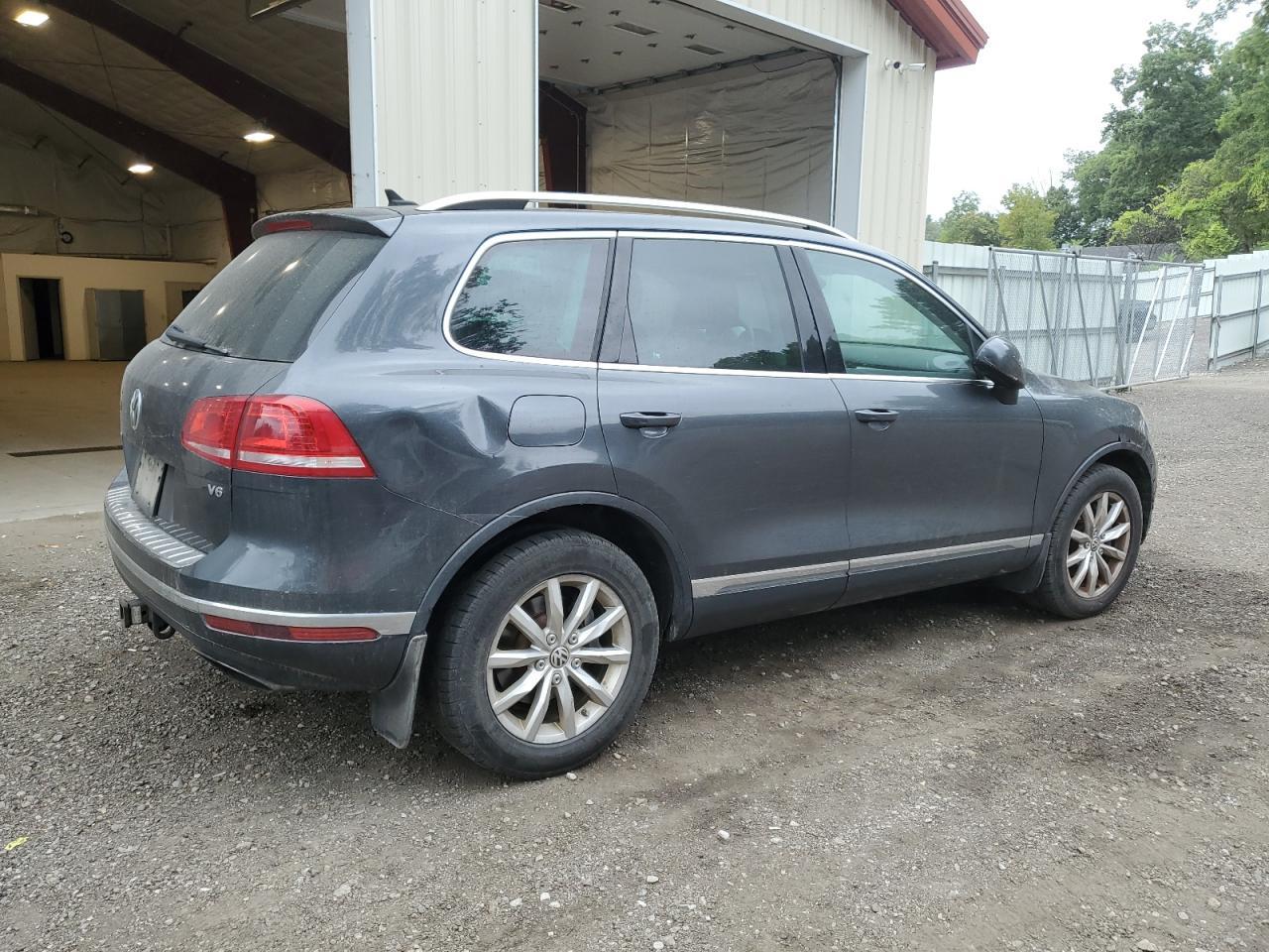 2015 Volkswagen Touareg V6 - Image 3
