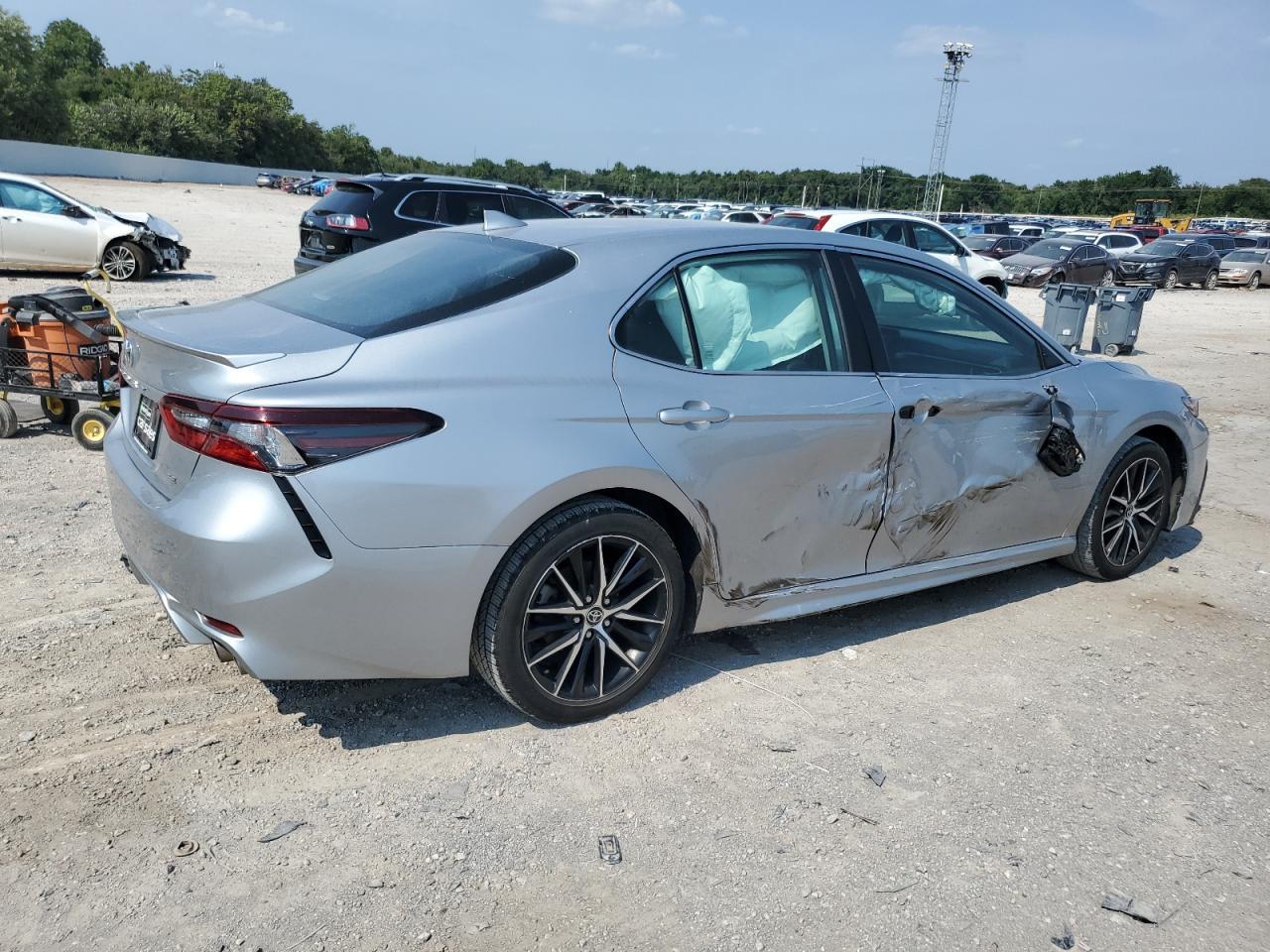 2022 Toyota Camry Se - Фото 3