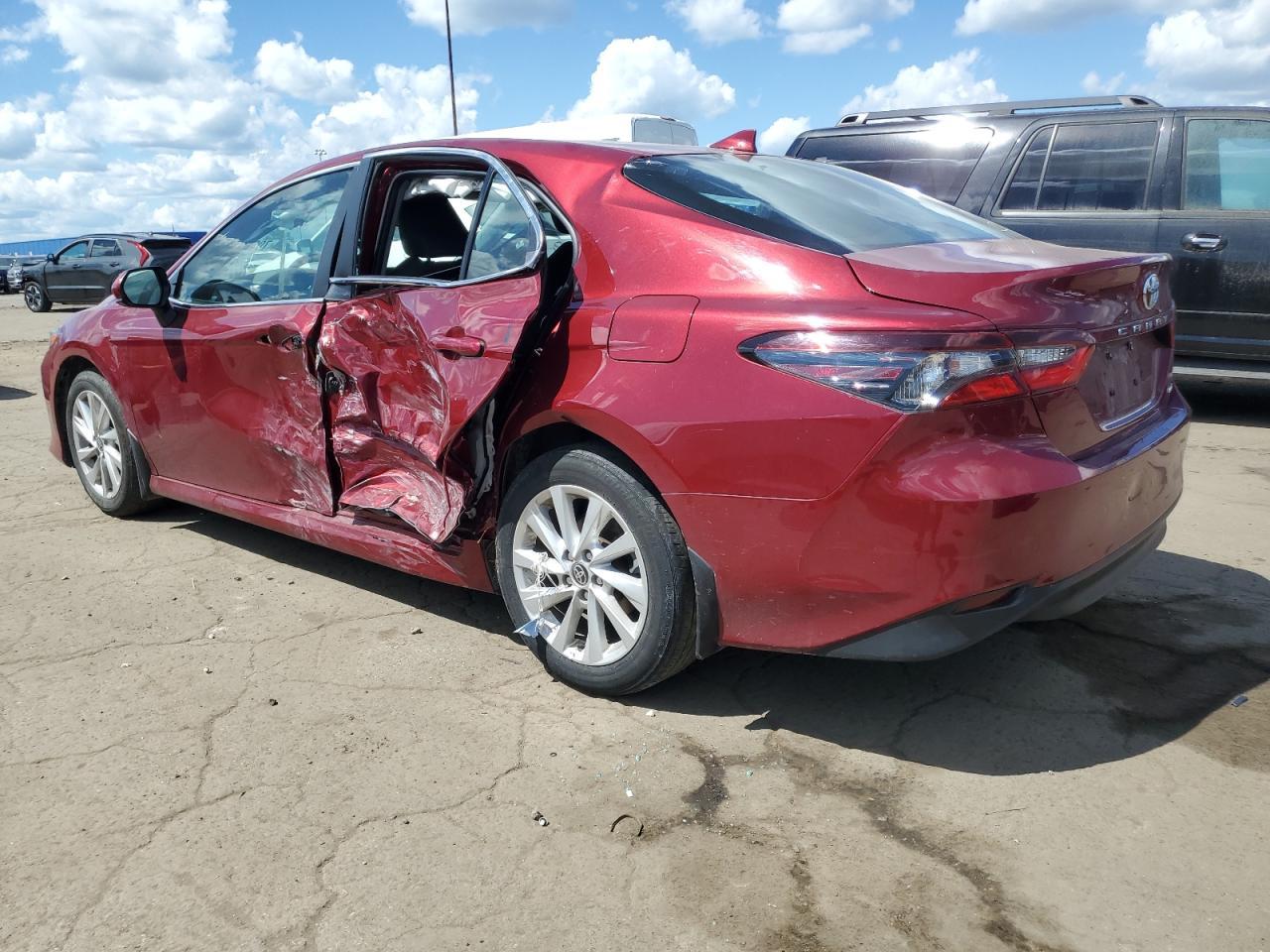 2022 Toyota Camry Le - Фото 2