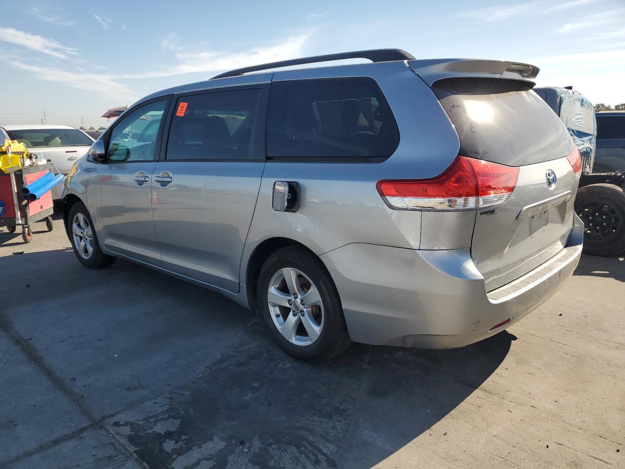 2013 Toyota Sienna Le - Фото 2