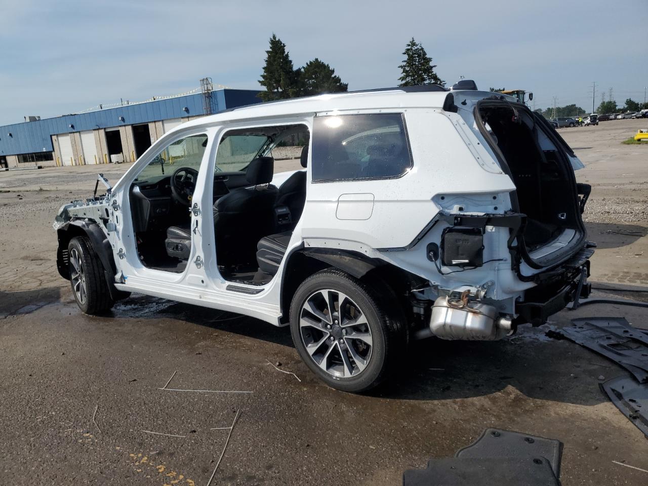 2023 Jeep Grand Cherokee L Overland - Image 2