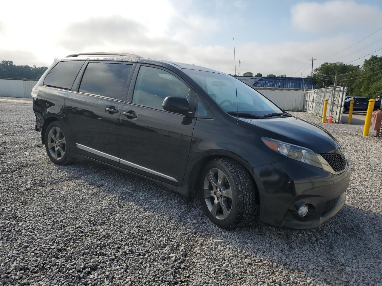 2011 Toyota Sienna Sport - Фото 4