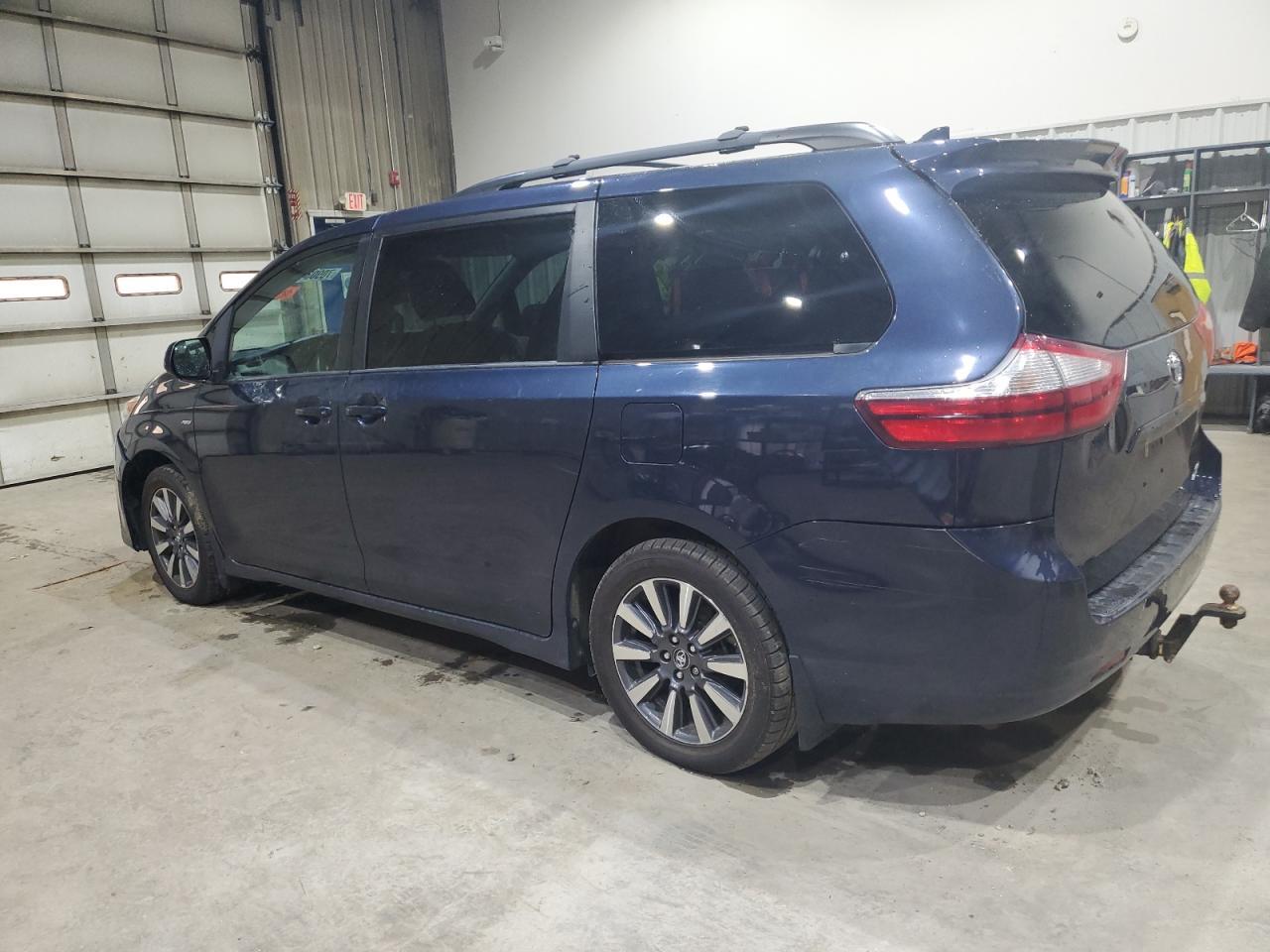 2018 Toyota Sienna Le 7-Passenger - Image 2