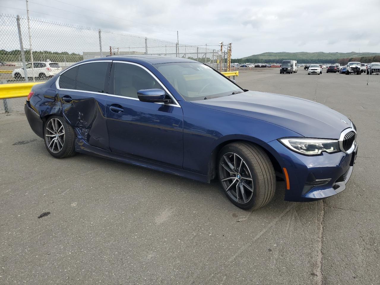 2020 BMW 330Xi - Фото 4