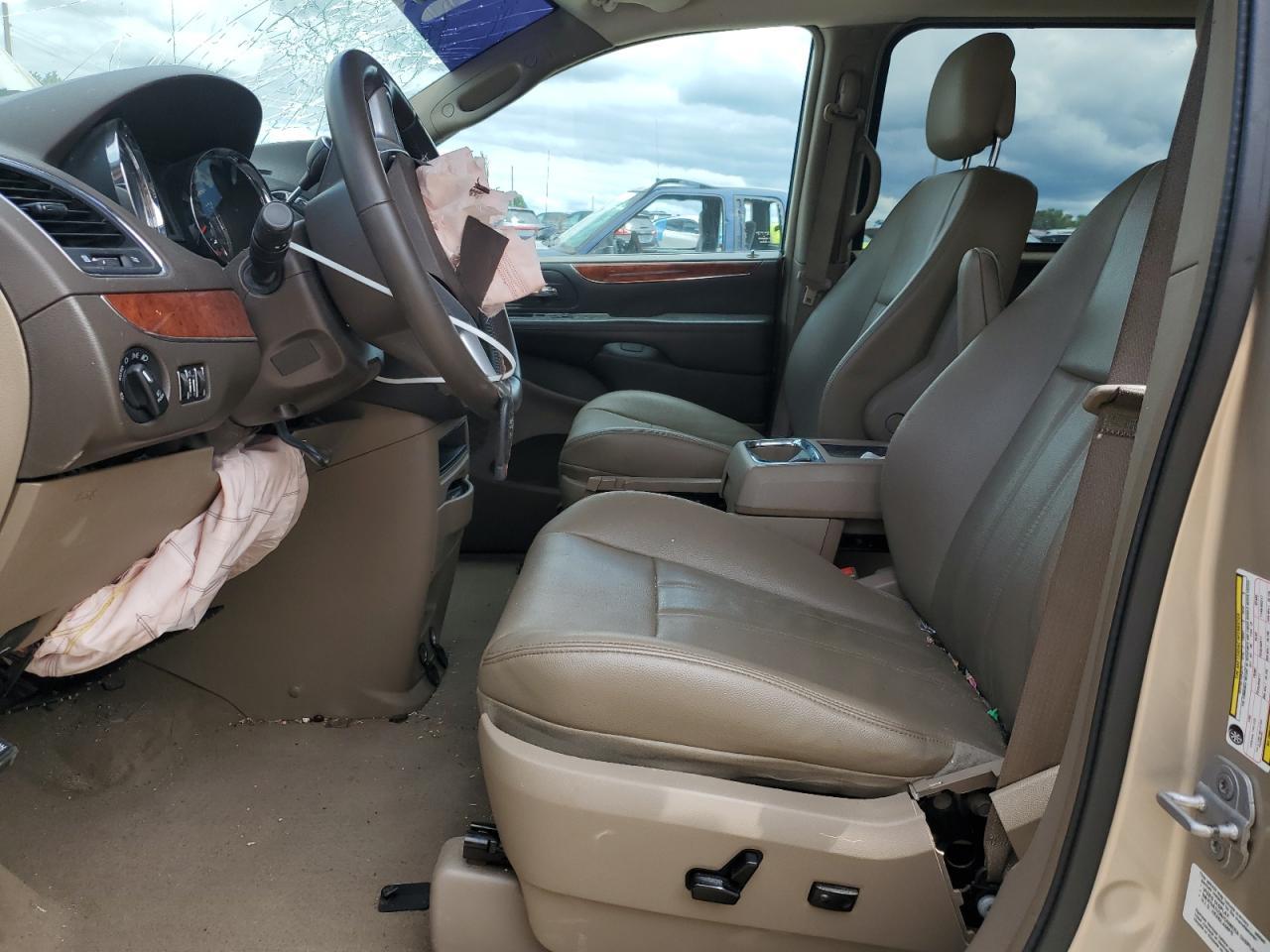 2013 Chrysler Town & Country Touring - Image 7