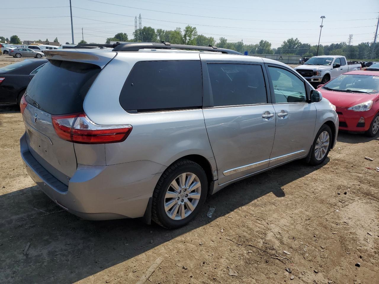 2015 Toyota Sienna Xle - Image 3