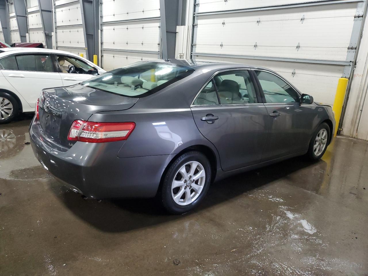 2011 Toyota Camry Base - Фото 3