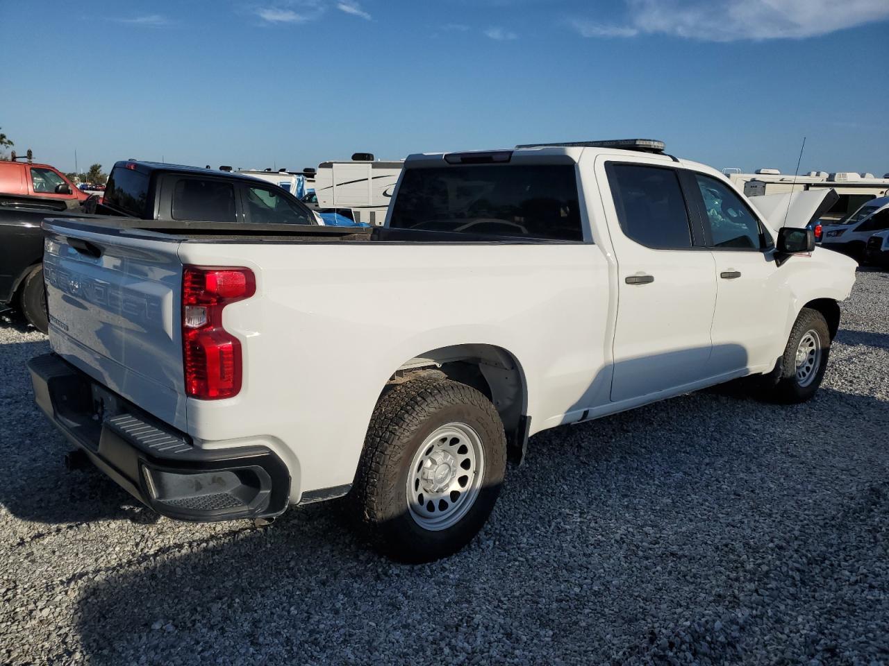 2022 Chevrolet Silverado K1500 - Фото 3