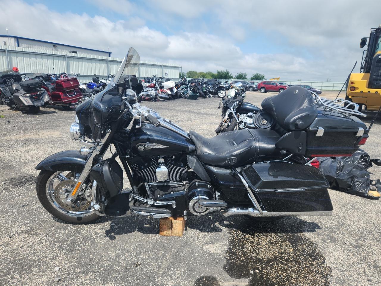 2013 Harley-Davidson Flhtcuse Cvo Ultra Classic Electra Glide - Фото 3