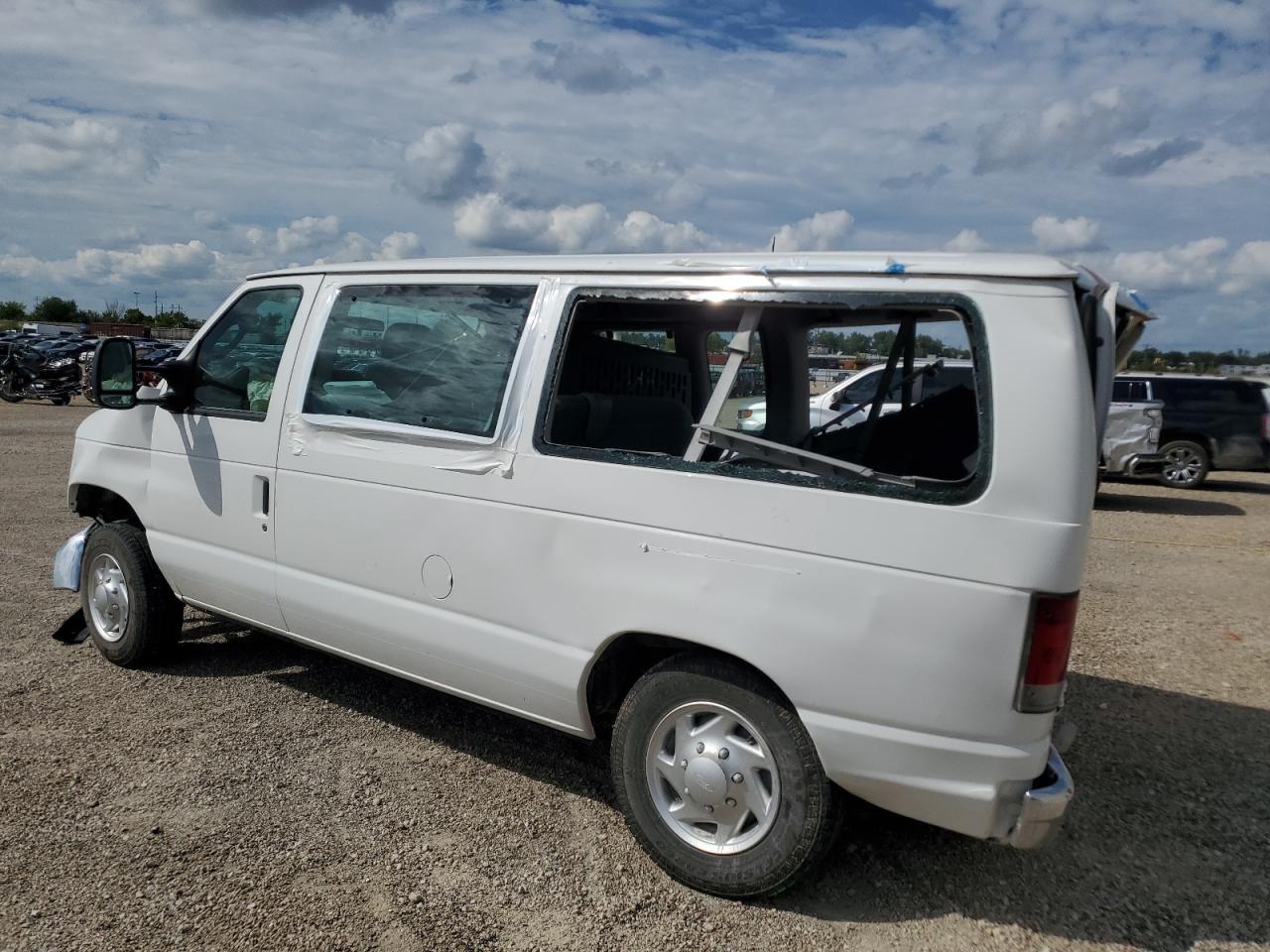 2011 Ford Econoline E150 Wagon - Фото 2