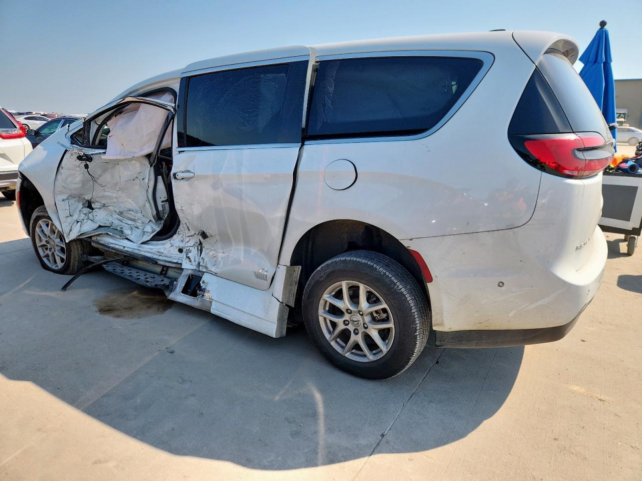 2023 Chrysler Pacifica Touring L - Фото 2