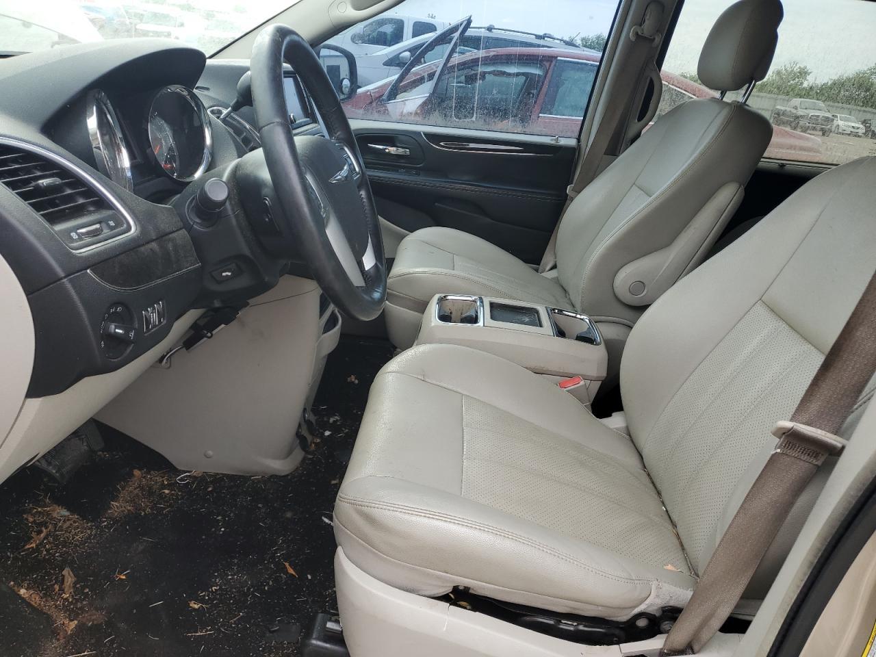 2013 Chrysler Town & Country Touring L - Image 7