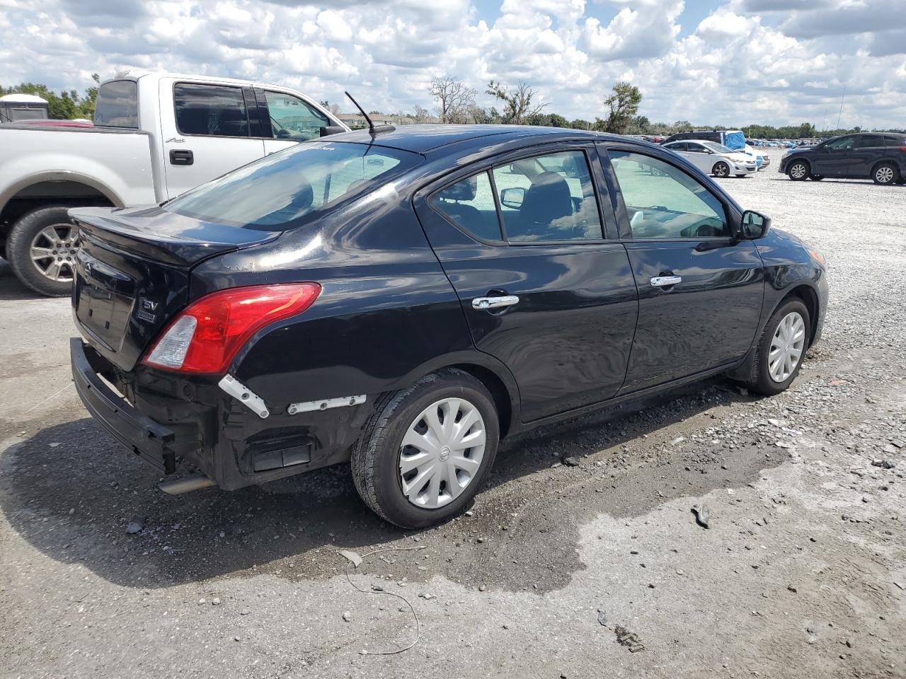 2017 Nissan Versa S - Фото 3